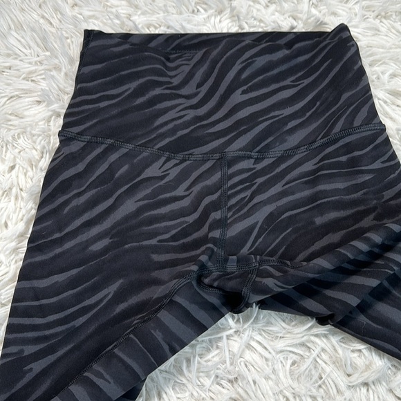 Lululemon Wunder Train High Rise Short 8" Le Tigre Camo Deep Coal Multi - Picture 2 of 6